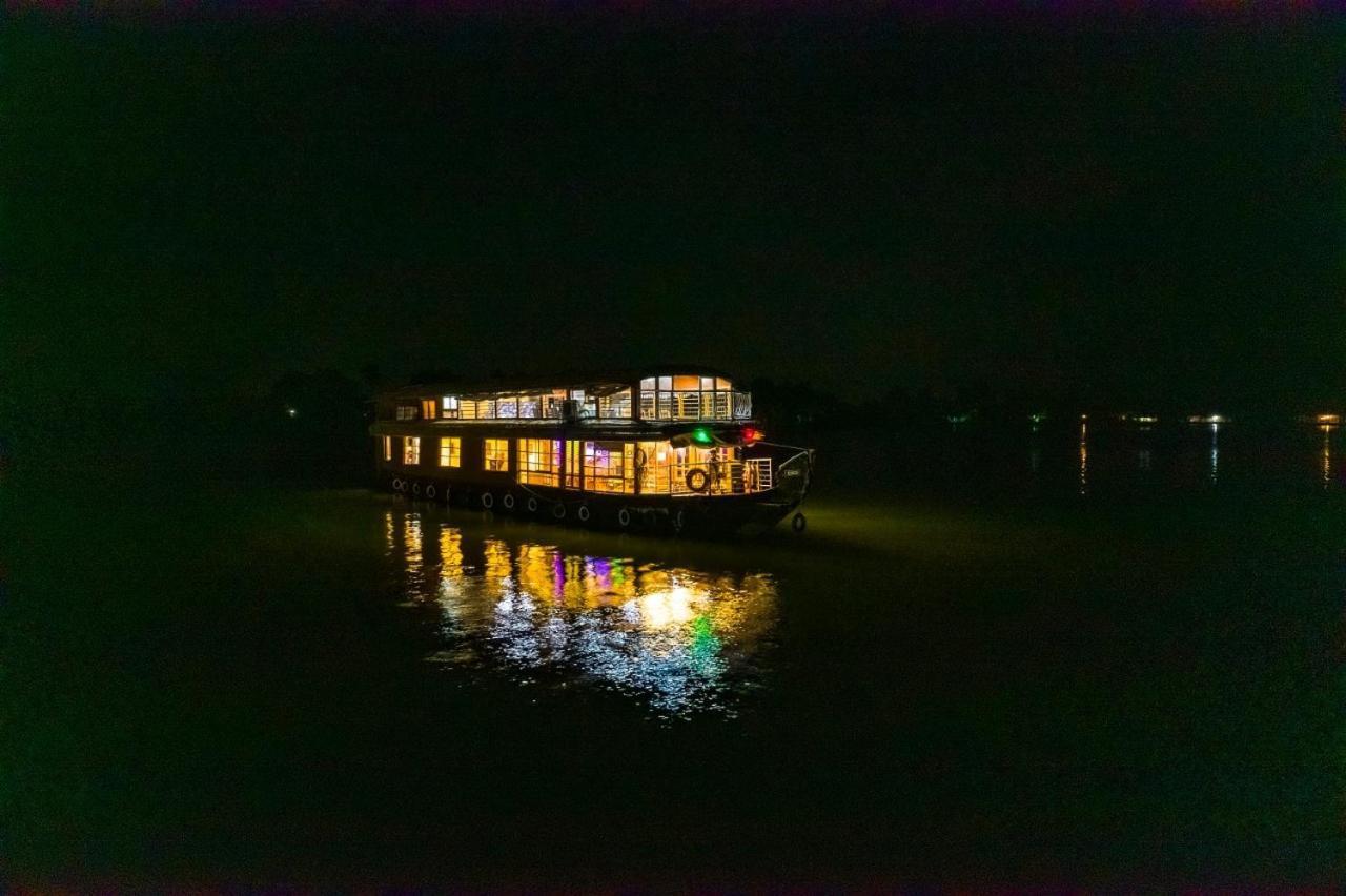 Coco Floatel Hotel Alappuzha Exterior photo