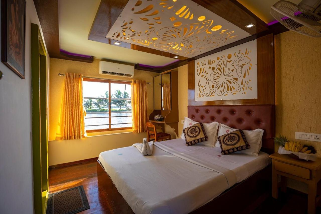 Coco Floatel Hotel Alappuzha Exterior photo