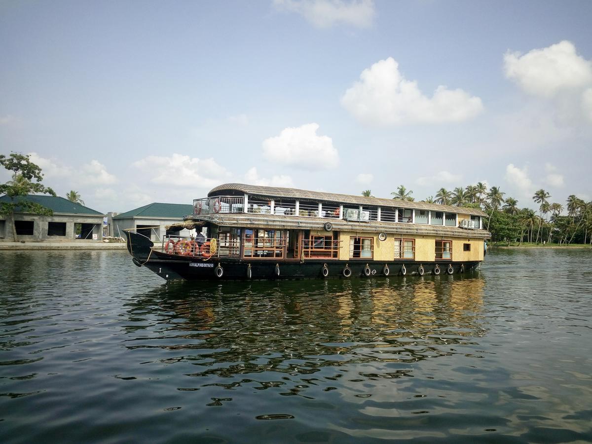 Coco Floatel Hotel Alappuzha Exterior photo